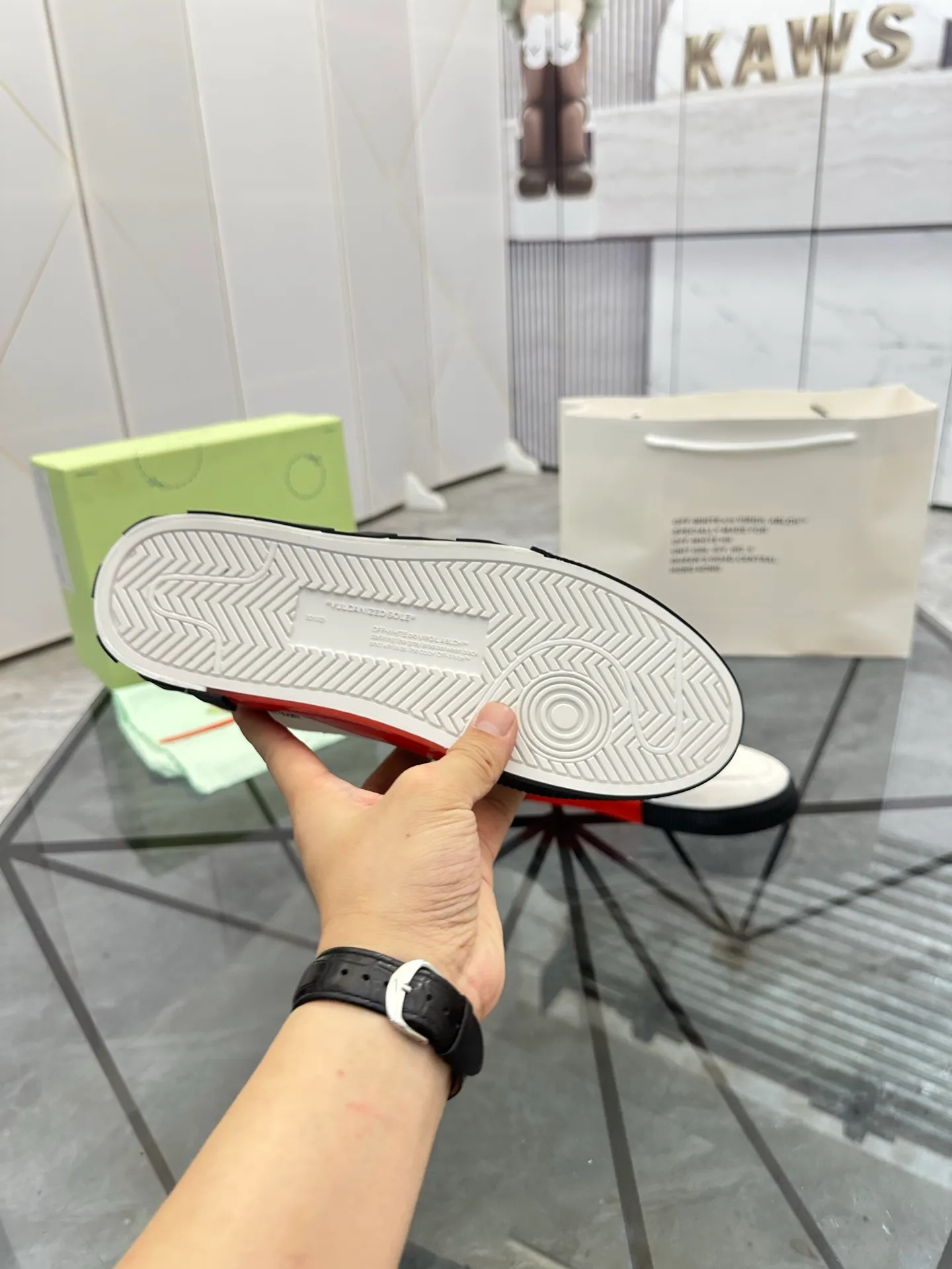 Selling men's shoes 💰: 💰P440¥ Product trademark: OFF WHITE * "OFF WHITE*" low-top casual shoes Regular size: 35-45 (can be customized to 46) Couple style Product materials: imported nubuck leather upper spliced ​​with original fabric, breathable lining, original outsole. No.: H203